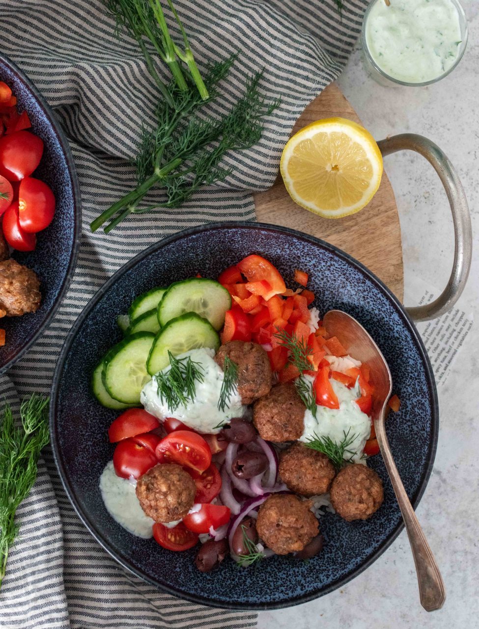 Griekse rijstbowl met vegetarische ballen