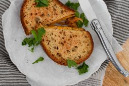 Kimchi tosti met zuurdesembrood (uit de pan of tosti-ijzer)
