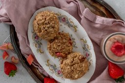 Havermoutmuffins met krokante rabarber crumble