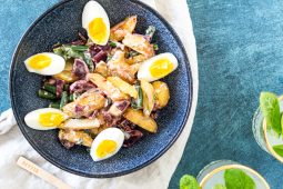 Aardappelsalade met sperziebonen, bietjes en ei