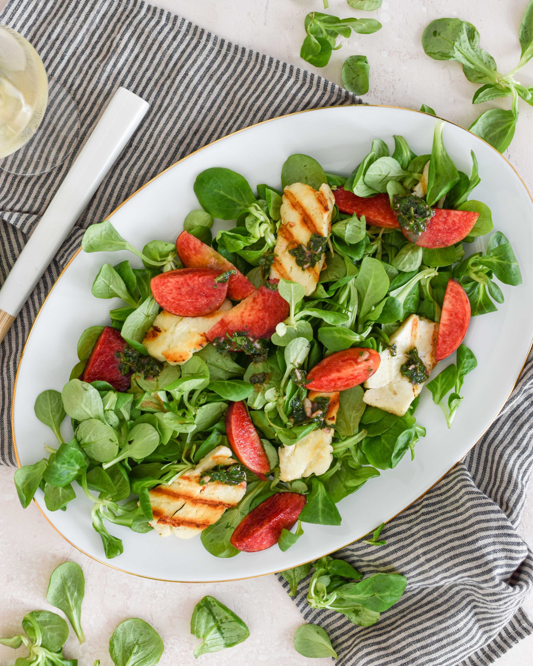 zomerse salade met haloumi en perzik