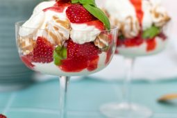 De lekkerste Eton mess – met gemarineerde aardbeien