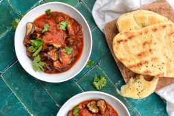 Aubergine curry (brinjal) met plantaardige naan