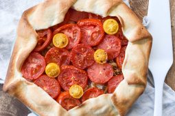 Vegan hartige taart met tomaten en gekarameliseerde ui