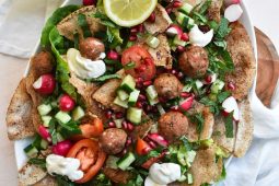 Kleurrijke pita salade met vega balletjes