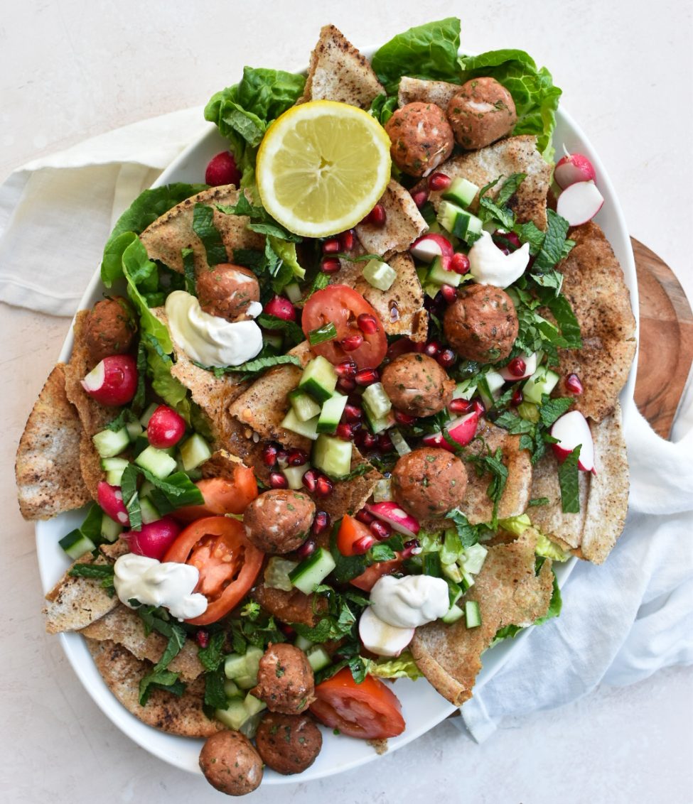 Kleurrijke pita salade met vega balletjes