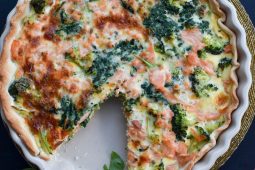 Quiche met gerookte zalm, spinazie & broccoli