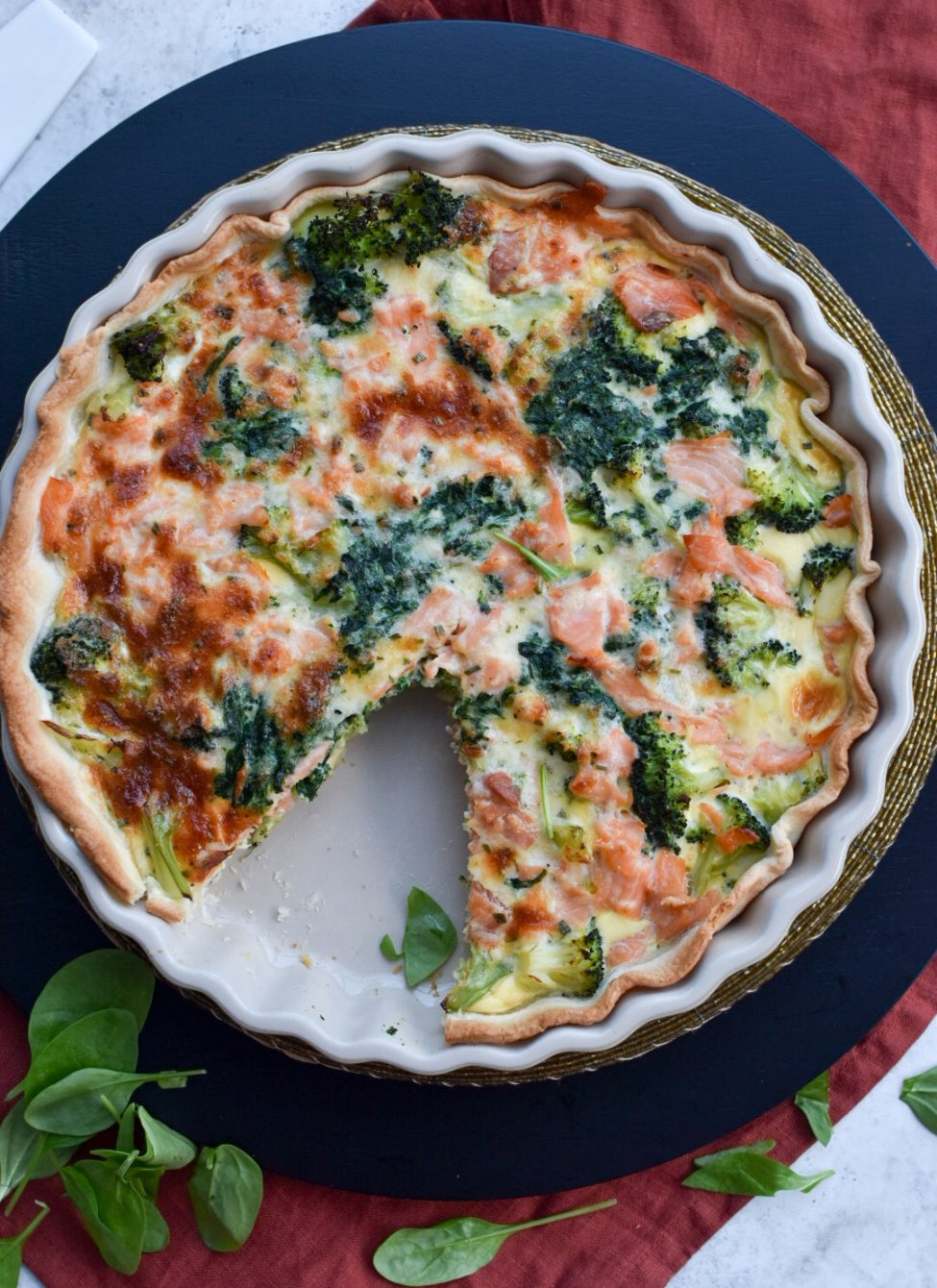 Quiche met gerookte zalm, spinazie & broccoli