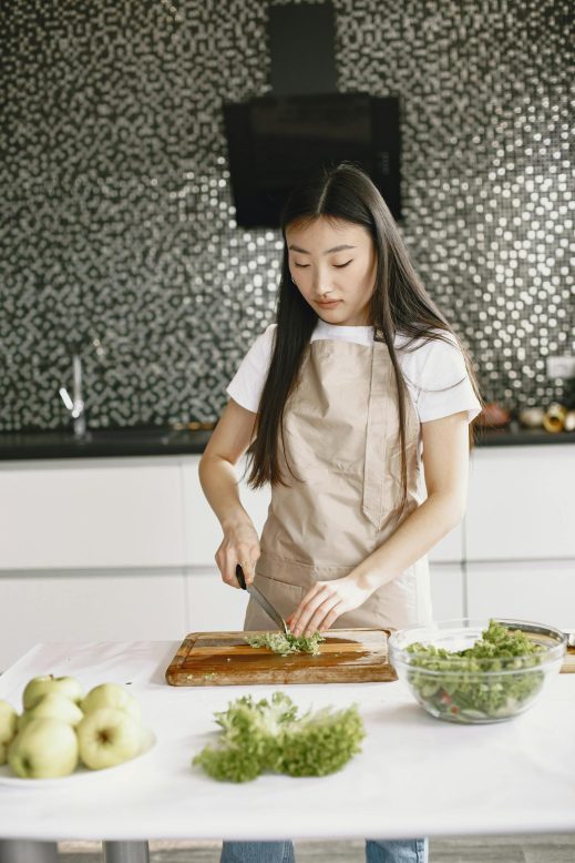 groenten snijden voor in de wok