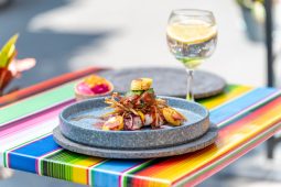 Buiten tafelen: zo creëer je thuis de perfecte setting voor een tuindiner